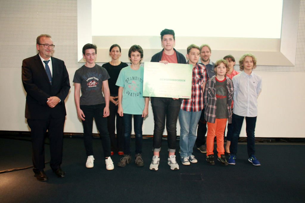 Über den erstmals verliehenen Europapreis konnte sich das Redaktionsteam der Webseite „camaeleon.org“ des Deutsch-Französischen Gymnasiums Saarbrücken freuen. Foto: Groß